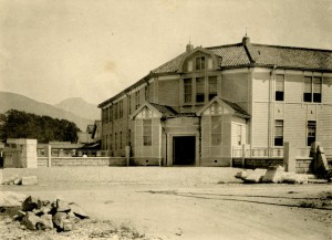 キャプション「松本高等学校校舎（大正11年発行『落成記念帖』より）」