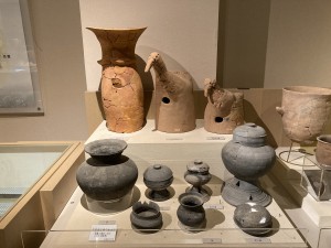 平田里古墳出土品の展示の様子
