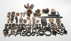 長野県宝に指定されたエリ穴遺跡の出土品（一部）