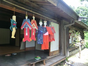 重要文化財馬場家住宅の軒下に飾られた七夕人形。 