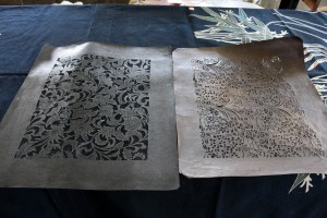 細かい文様が彫り込まれた渋紙の型紙。昔は型紙を彫る専門職人がいましたが、今は濱さんが彫っています。