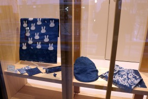 ウィンドーギャラリーの藍染め作品を ぜひご覧ください。