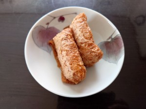 からし稲荷 冠婚葬祭時に食された油揚げの煮つけから生まれた名物と考えられます。 