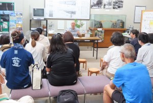 前田さんの興味深いお話に聞き入る受講者のみなさん （7月26日の養成講座）