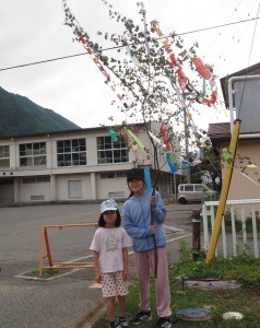 園庭に集まってきたこども