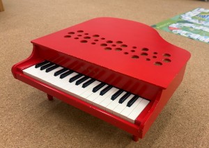 開館後、新たに導入したミニピアノ