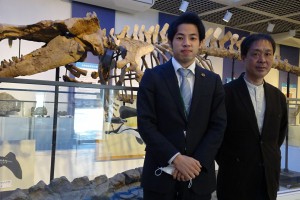 化石館館長(右)と学芸員(左)の写真