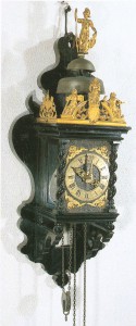 スペイン製掛け時計（機械式時計初期おもり式、当館所蔵）