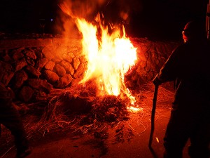 地区の端でワラウマを焼き払う（写真：令和４年）