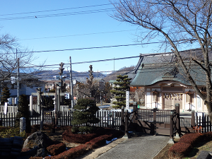 校舎の庭と、北の兎川寺。奥に鹿島槍ヶ岳を望む