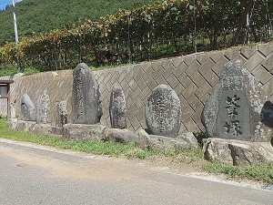 中村の石造文化財郡